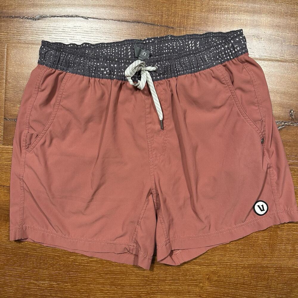 Vuori Kore Shorts Mens M 5.5" Red Lined Performance Athletic Running Gym V367
